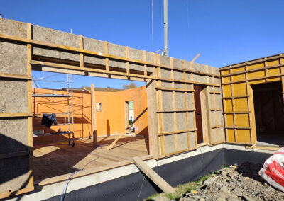 Pose des murs en béton de chanvre